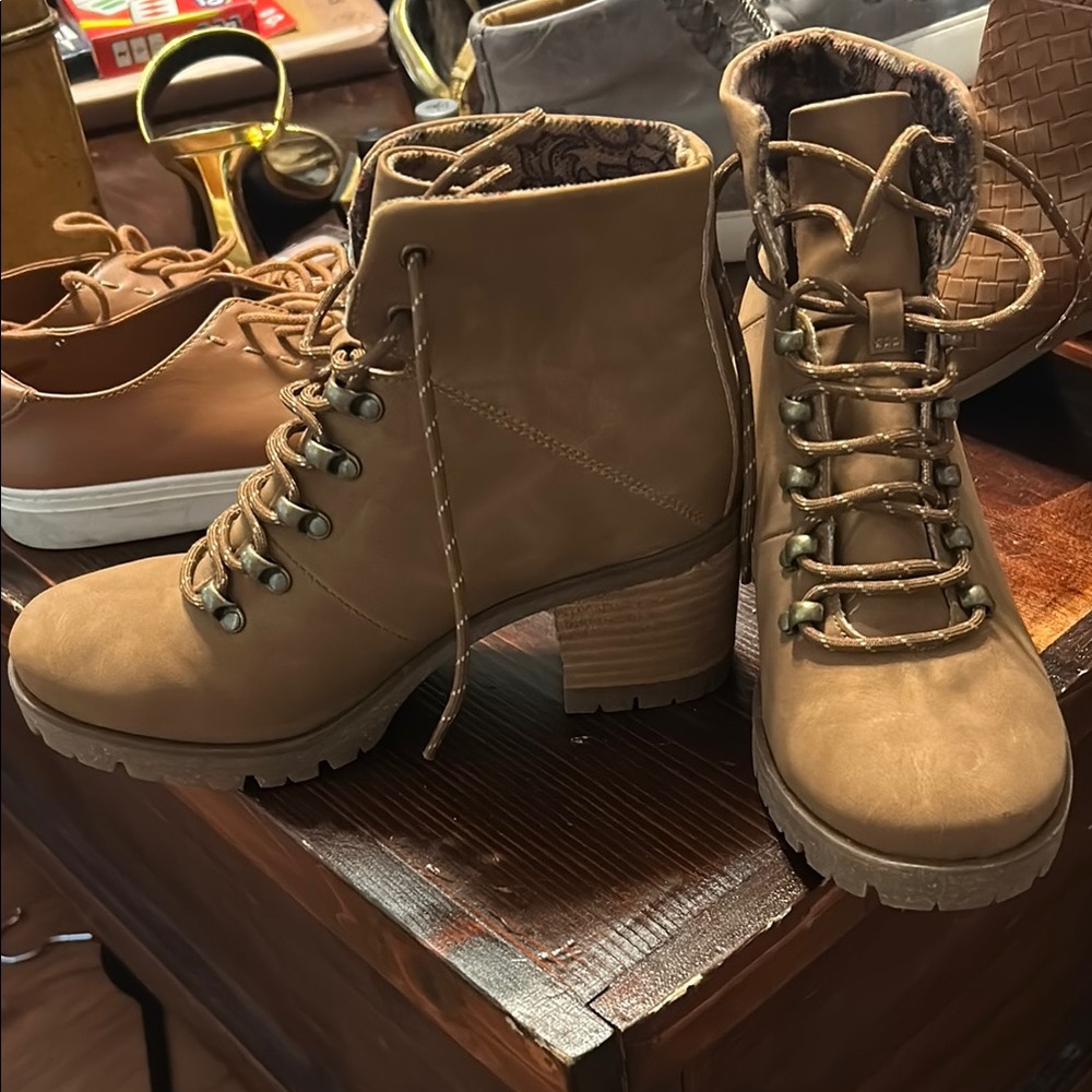 Korks Tan Leather Lace-Up Ankle Boots